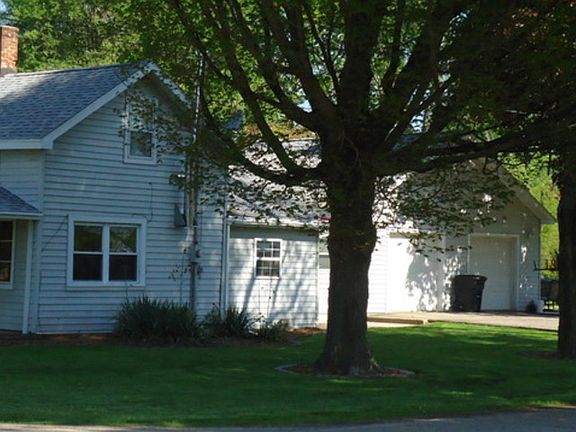 3rd image of 829 E Court St