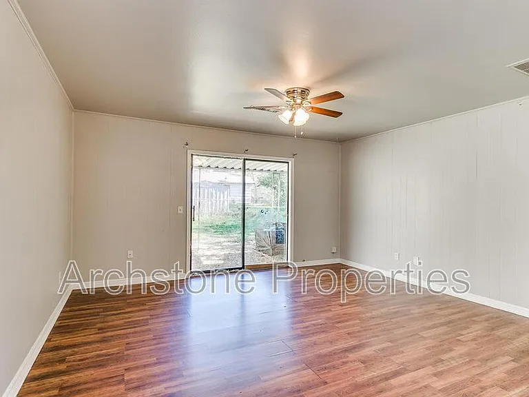 1424 Tanglewood Dr — Photo 4