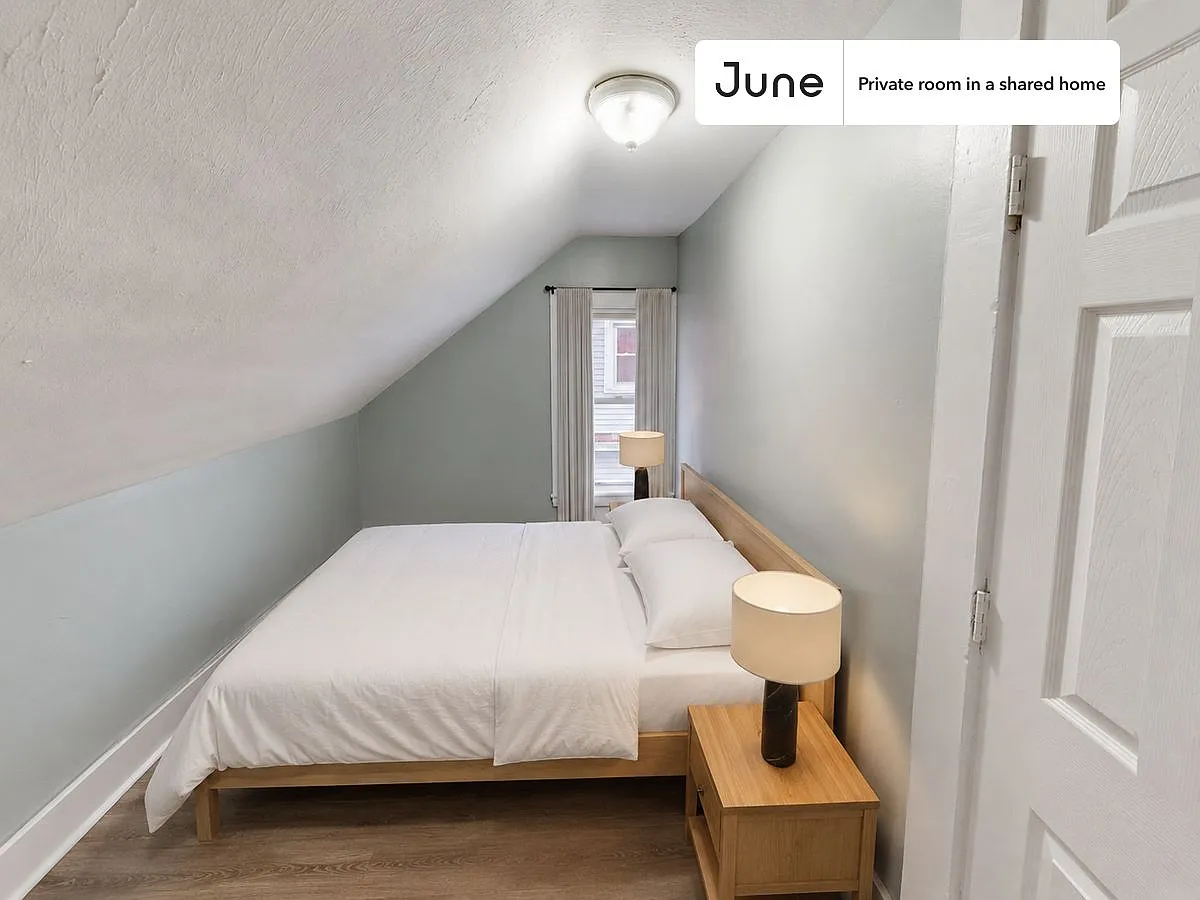 Full bedroom in 7 bed/2 bath home in Allston #1505 G — Photo 1
