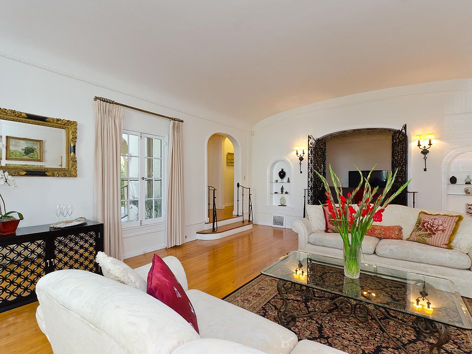 Beautiful huge Living Room, gorgeous hardwood floors