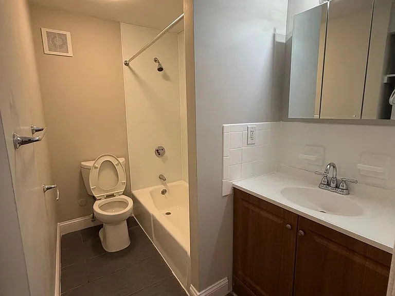 Harvard Street Apartments — Photo 9