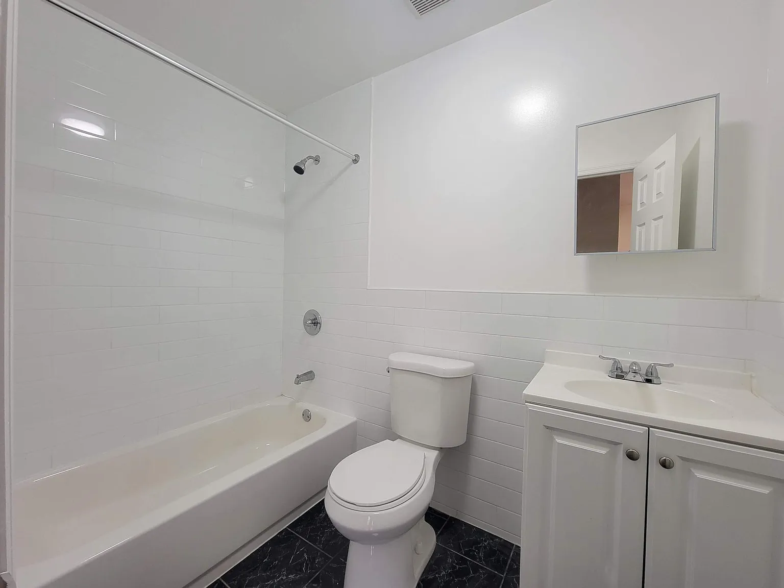 3 bed, 1000 sqft, $3,950 — Photo 1