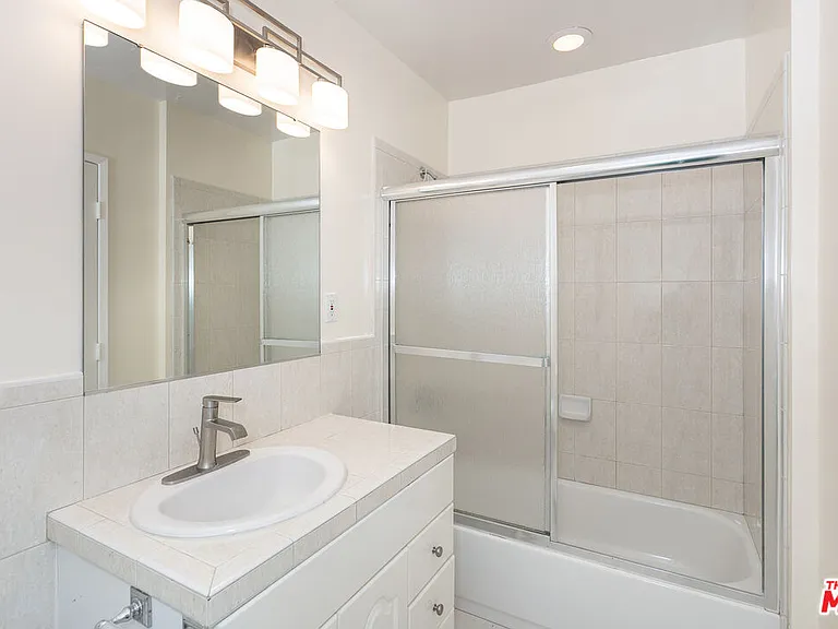 2536 Roscomare Rd — Photo 12