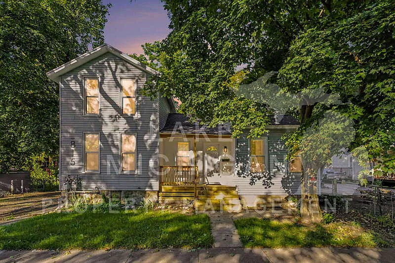 815 Davis Ave NW — Photo 1