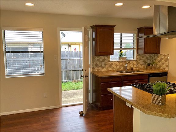 3rd image of 2102 Conestoga Trl #B