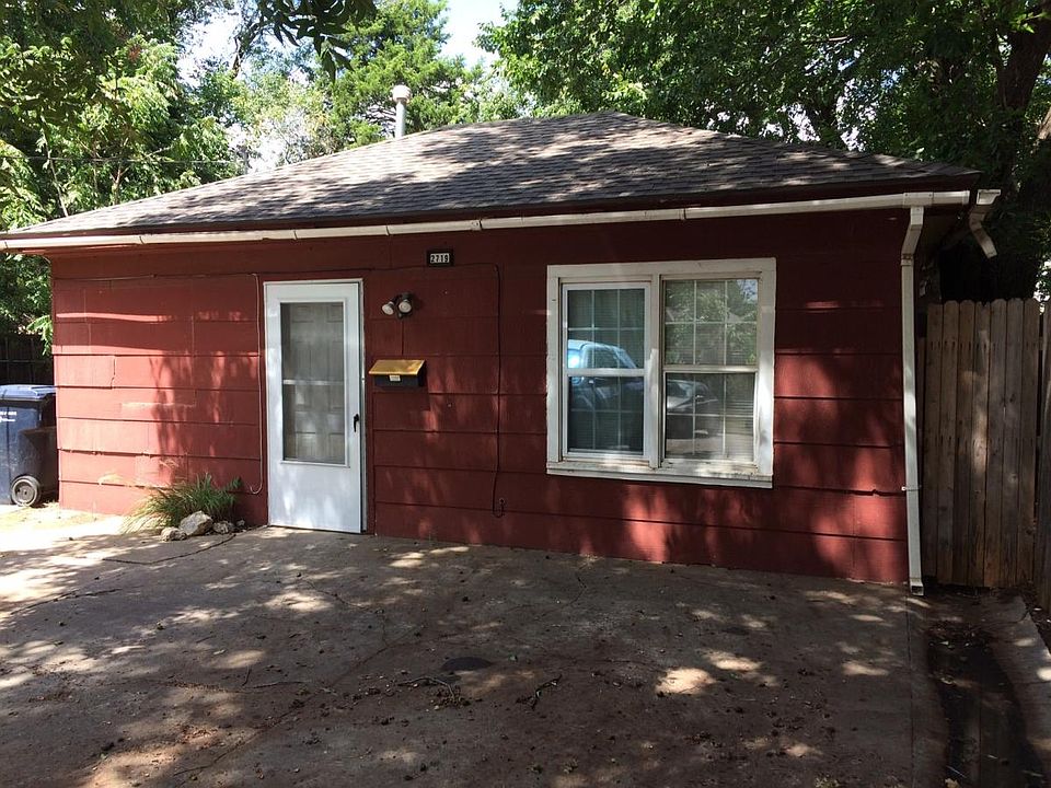 Free-standing studio with private parking