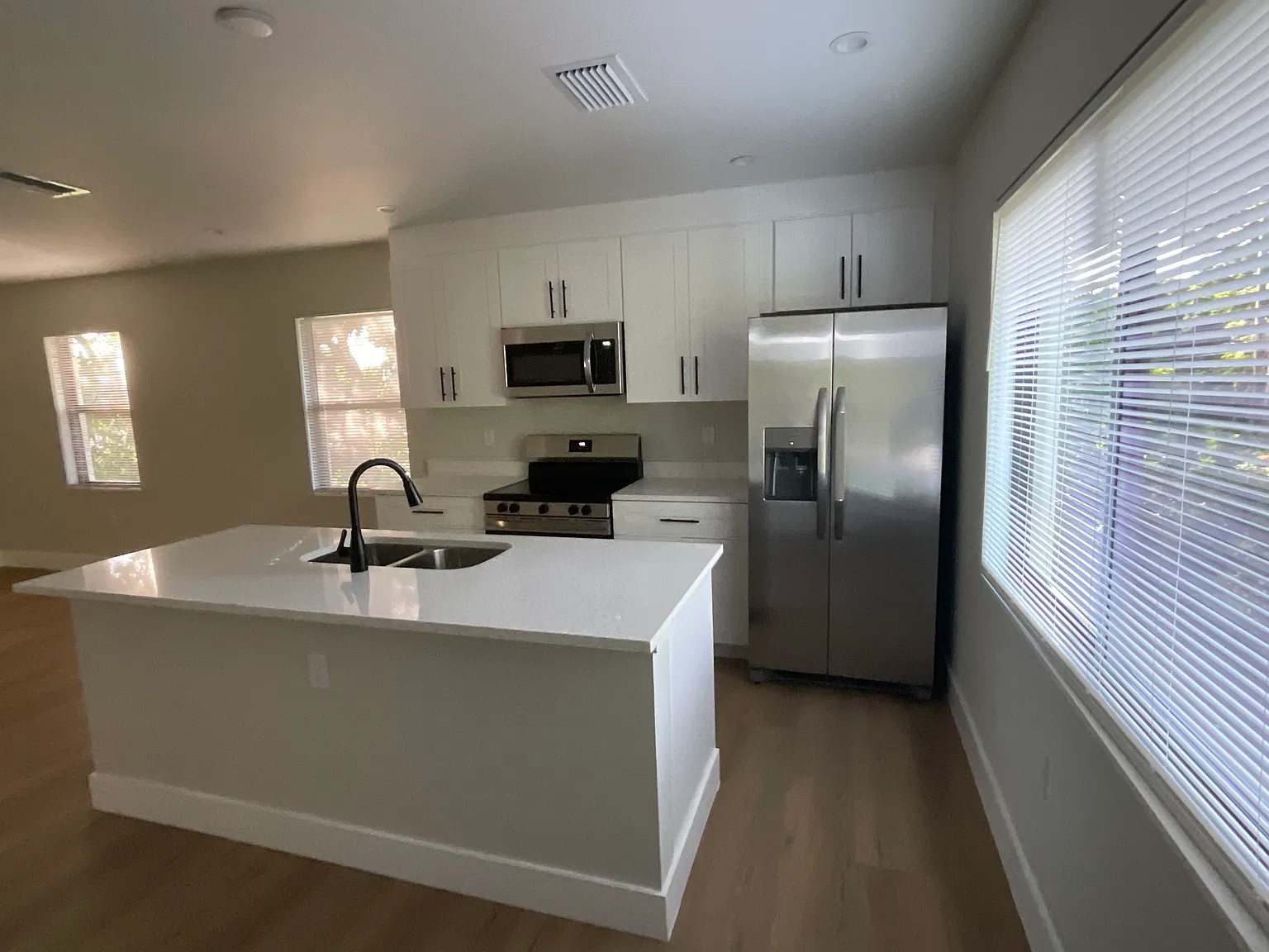 3 bed, 1000 sqft, $2,550 — Photo 3