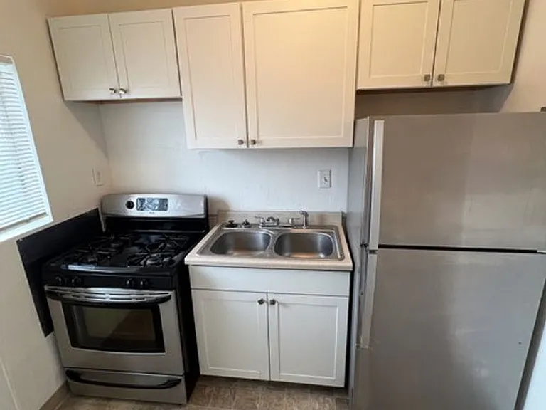 403 N School St — Photo 2
