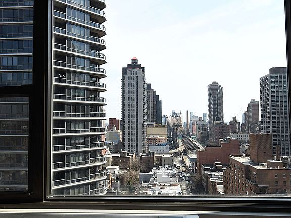 4th image of 166 E 61st St APT 21F