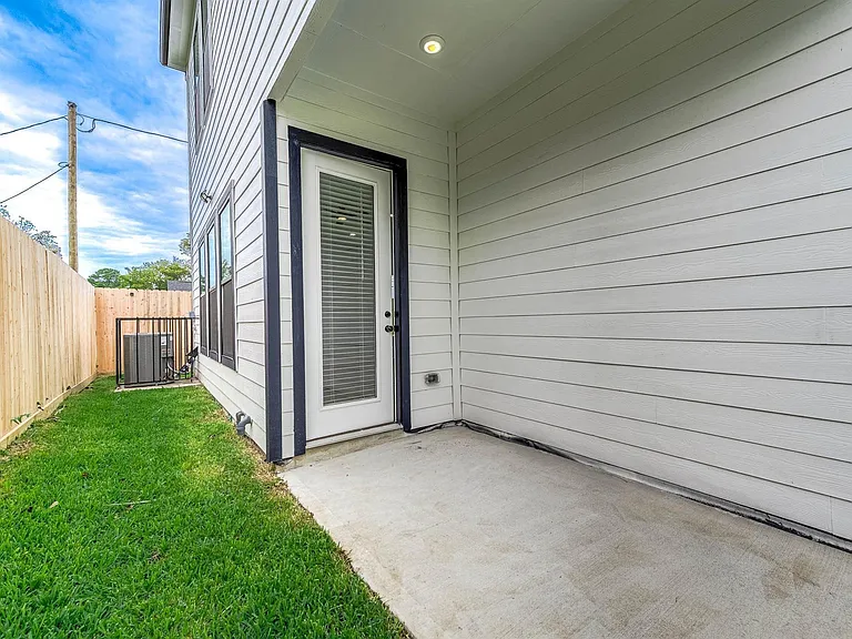 2716 Spence St — Photo 34