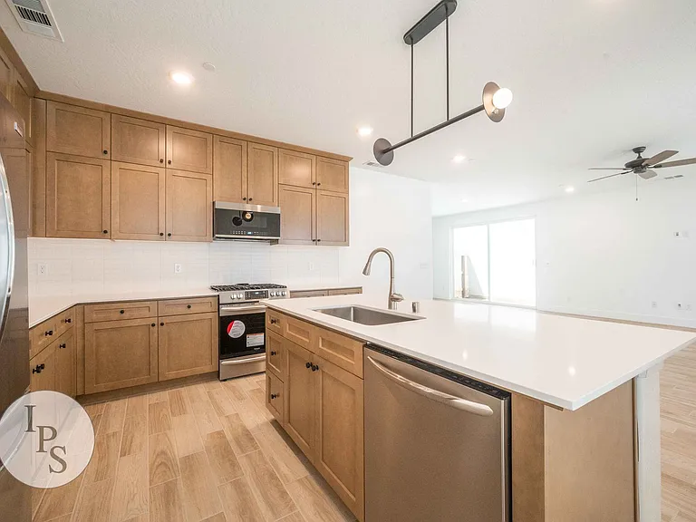 2830 E Tamarind Dr — Photo 8