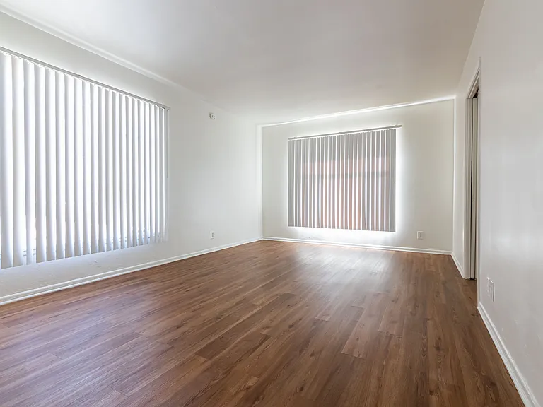 Gayley Manor Apartments — Photo 10