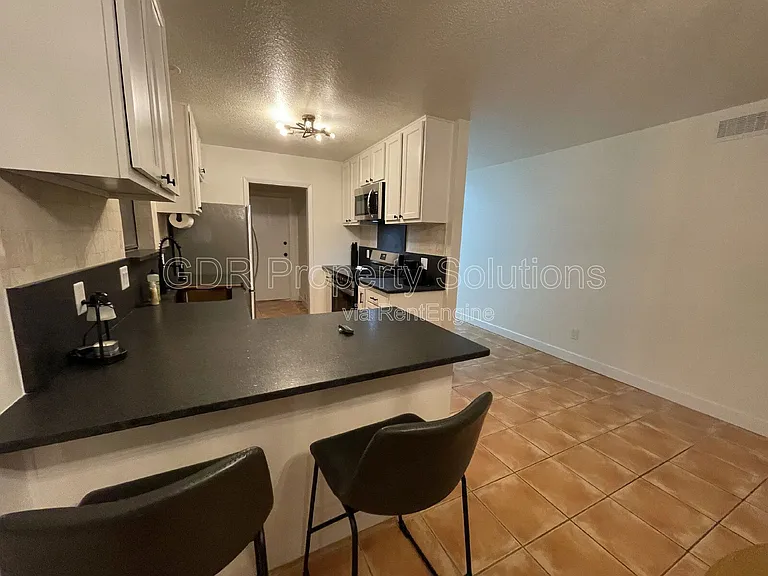 520 Ortiz Dr NE — Photo 2