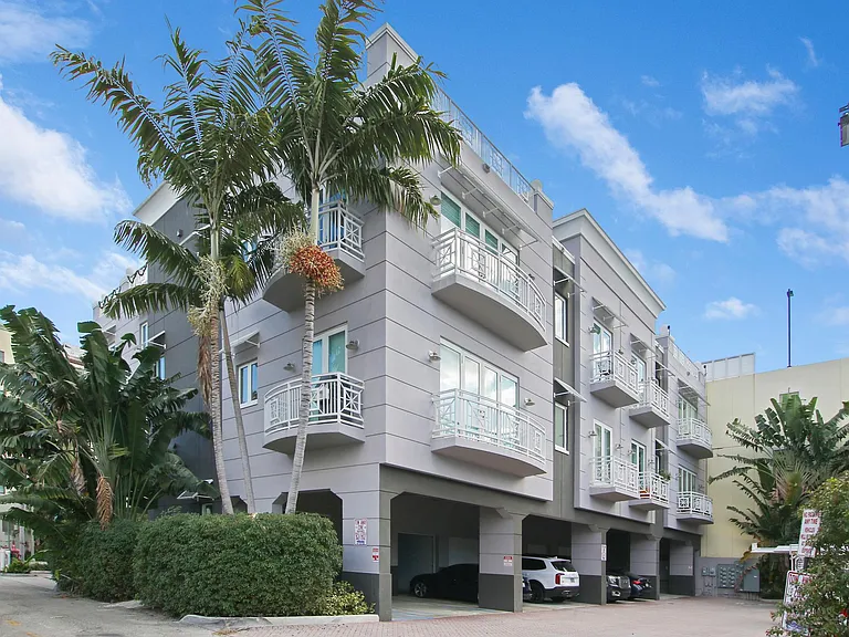 boutique building with only 8 units, 4 per floor