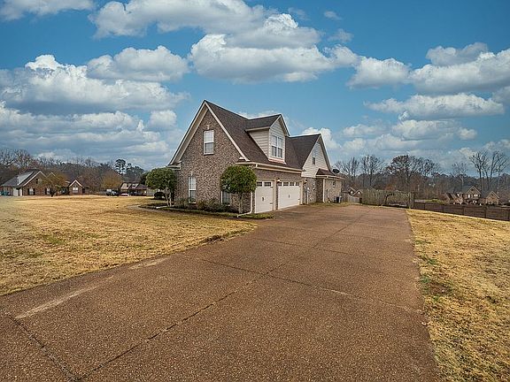 3rd image of 8869 Shallow Creek Dr