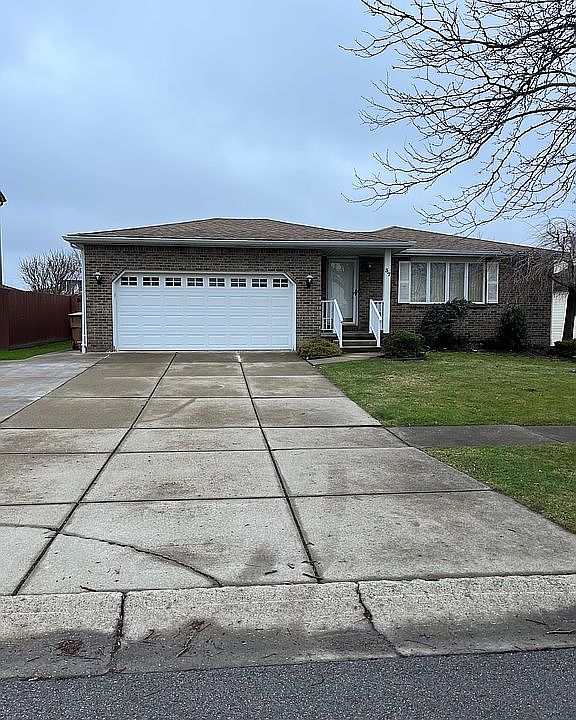 1st image of 37 Baywood Dr