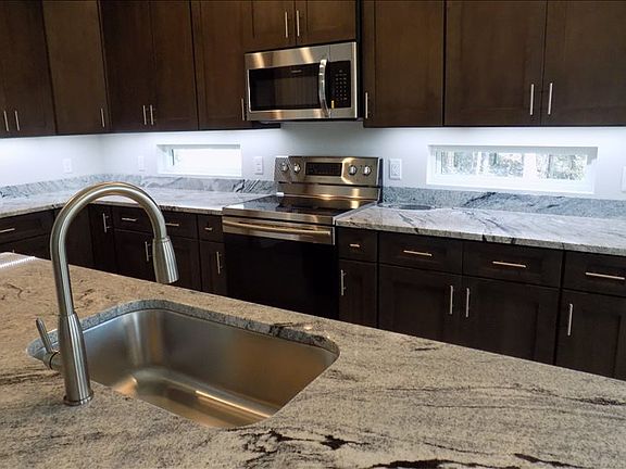 4th image of 605 SW Bellflower Dr