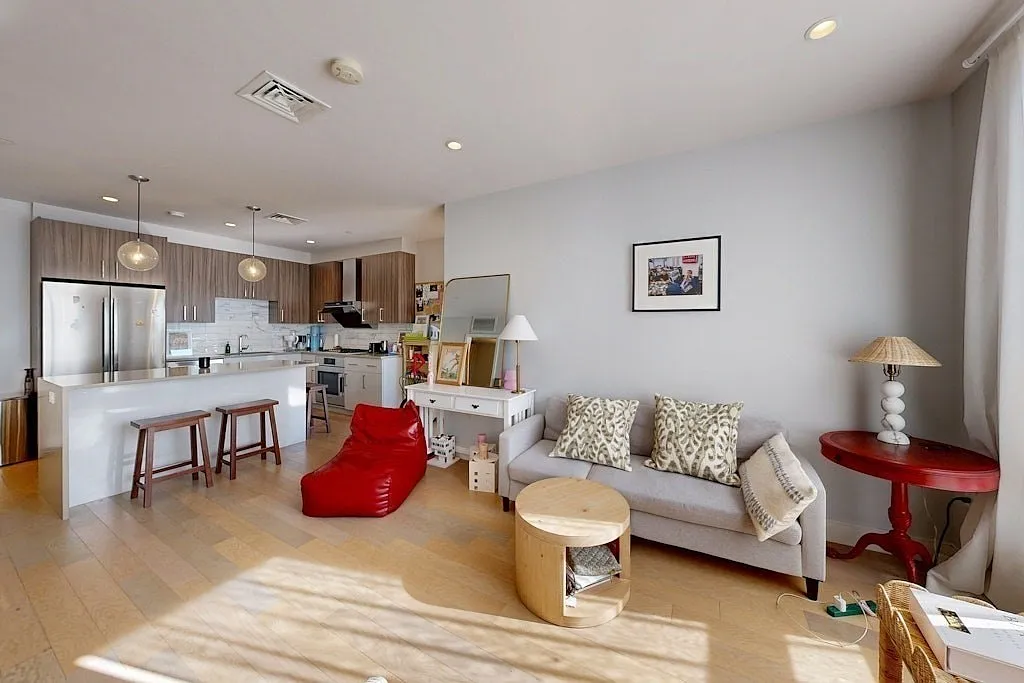 2 bed, 2.0 bath, 900 sqft, $5,980 — Photo 2