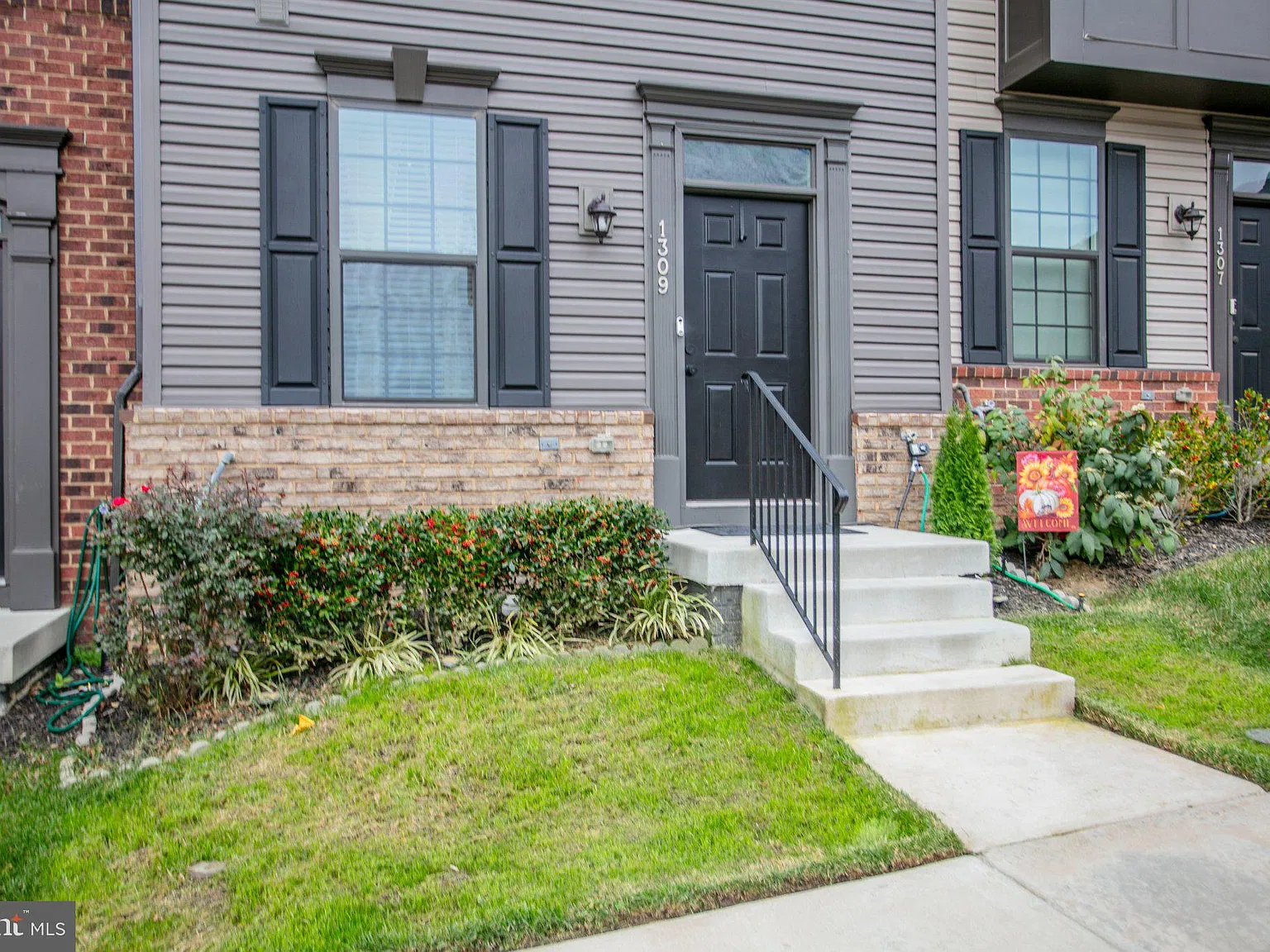 3 bed, 3.0 bath, 1570 sqft, $2,500 — Photo 2