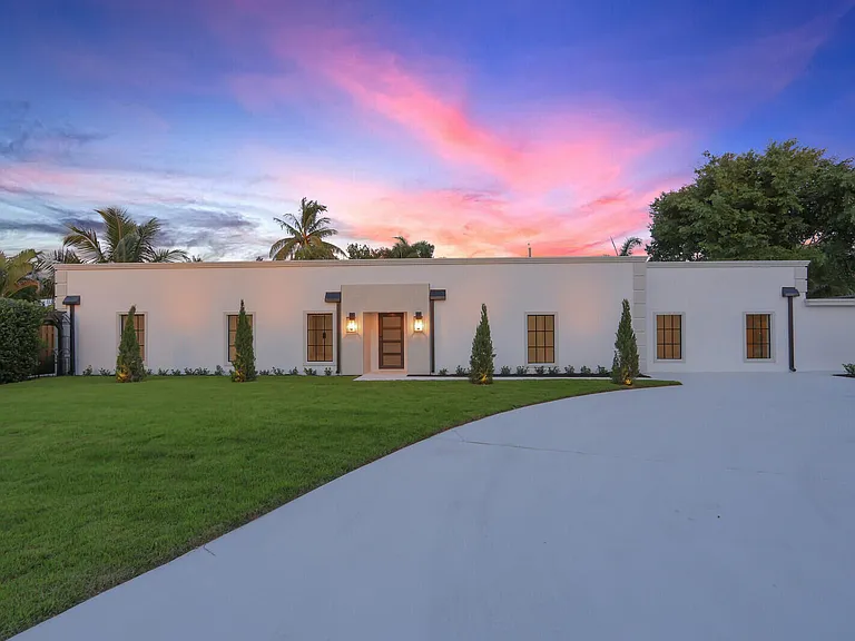 391 W Riverside Dr — Photo 1