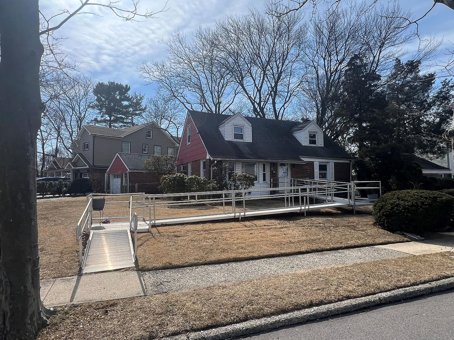 827 Catalpa Drive, Franklin Square, NY 11010 | Zillow