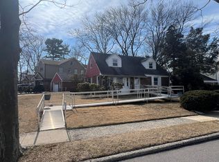 827 Catalpa Dr, Franklin Square, NY 11010