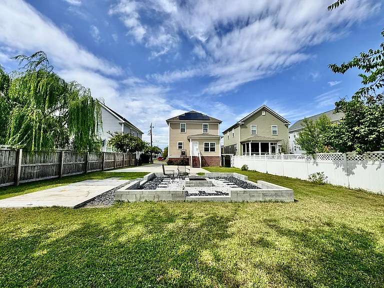 1123 W Ocean View Ave — Photo 3