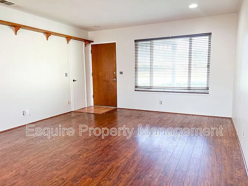 3 bed, 2.0 bath, 1360 sqft, $3,195 — Photo 4