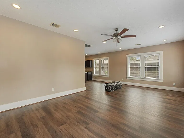 1107 Melbourne St — Photo 4