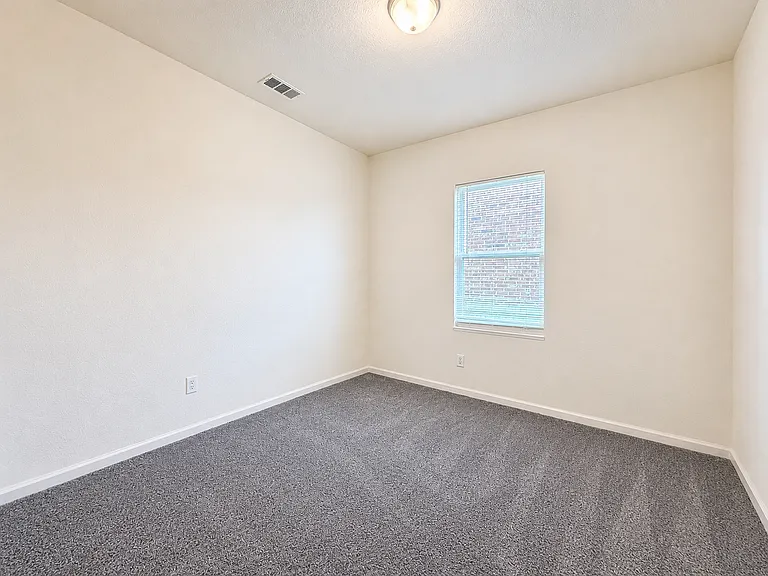 715 Wellington Dr — Photo 16
