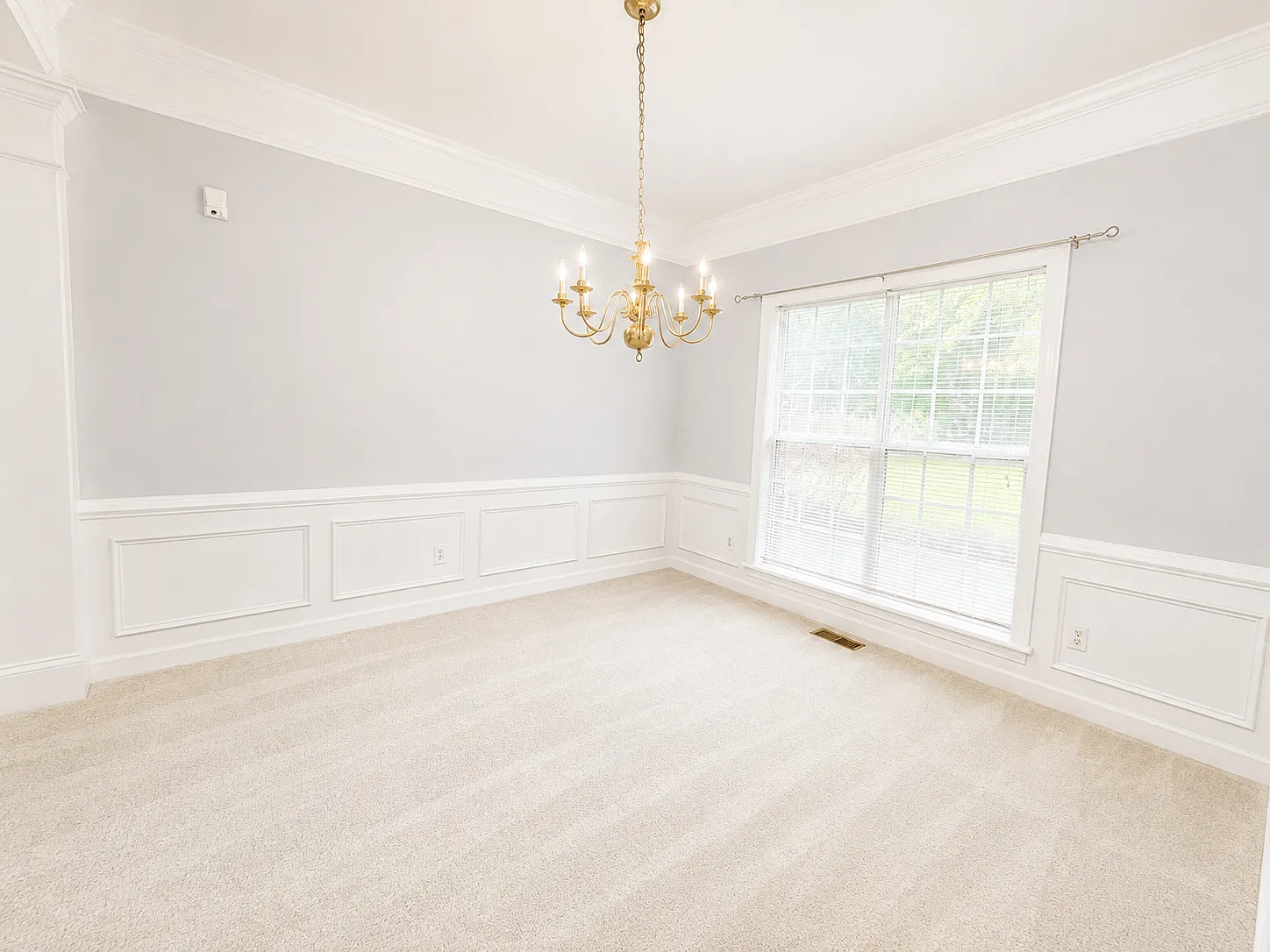 4 bed, 2.5 bath, 2520 sqft, $2,200 — Photo 2