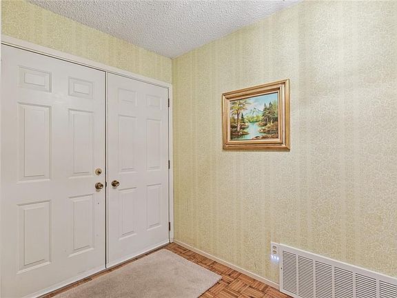 4th image of 229 Oak Creek Cir