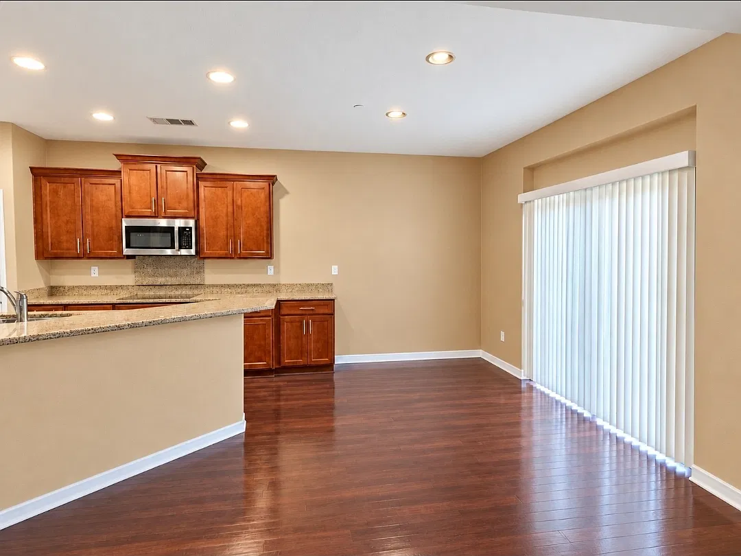 5 bed, 2422 sqft, $3,600 — Photo 2
