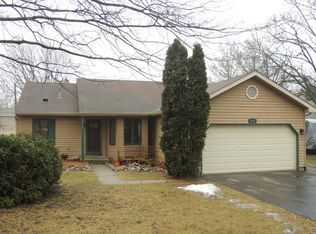 5417 W Lake Shore Dr, Oakwood Hills, IL 60013