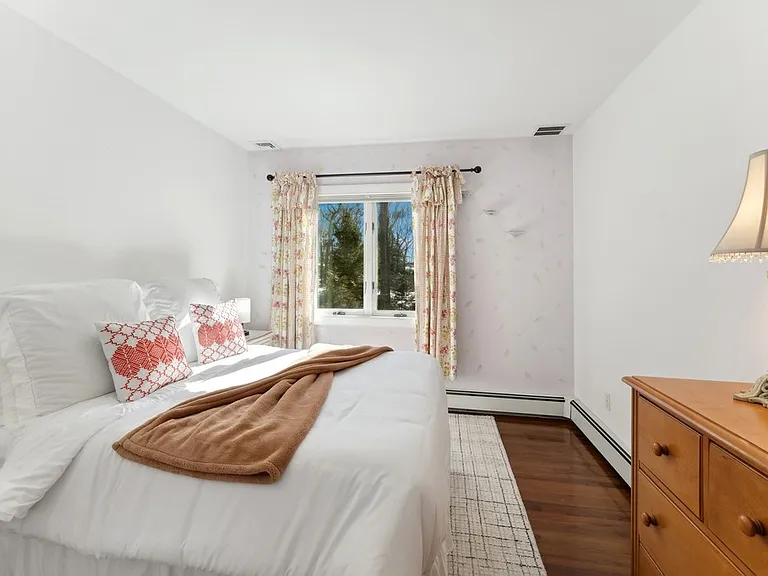 21 Harbor View Ave — Photo 6