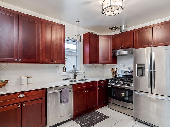 3rd image of 526 N Lombard Ave #2