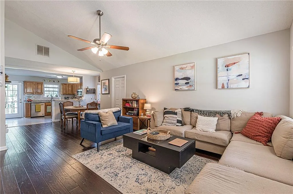 3 bed, 2.0 bath, 1677 sqft, $2,200 — Photo 3