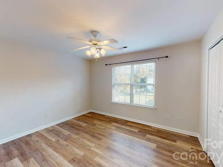 5545 Seths Dr — Photo 13