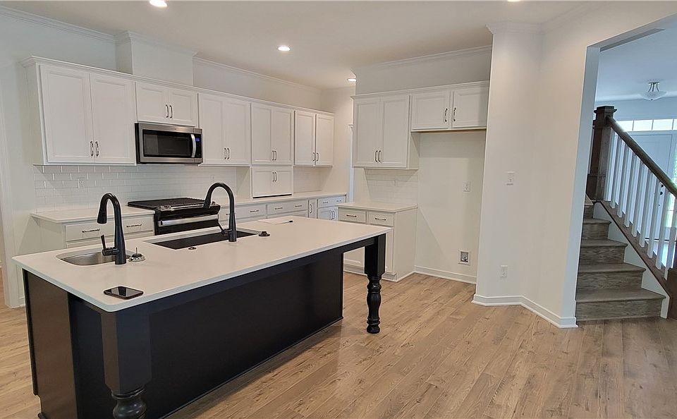 2nd image of 4944 College Green Dr