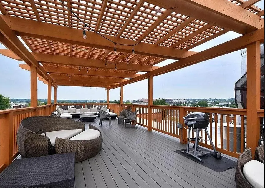 Sleek 2 Bedroom, Corner Unit with Park View and Amazing Roof Deck! — Photo 3