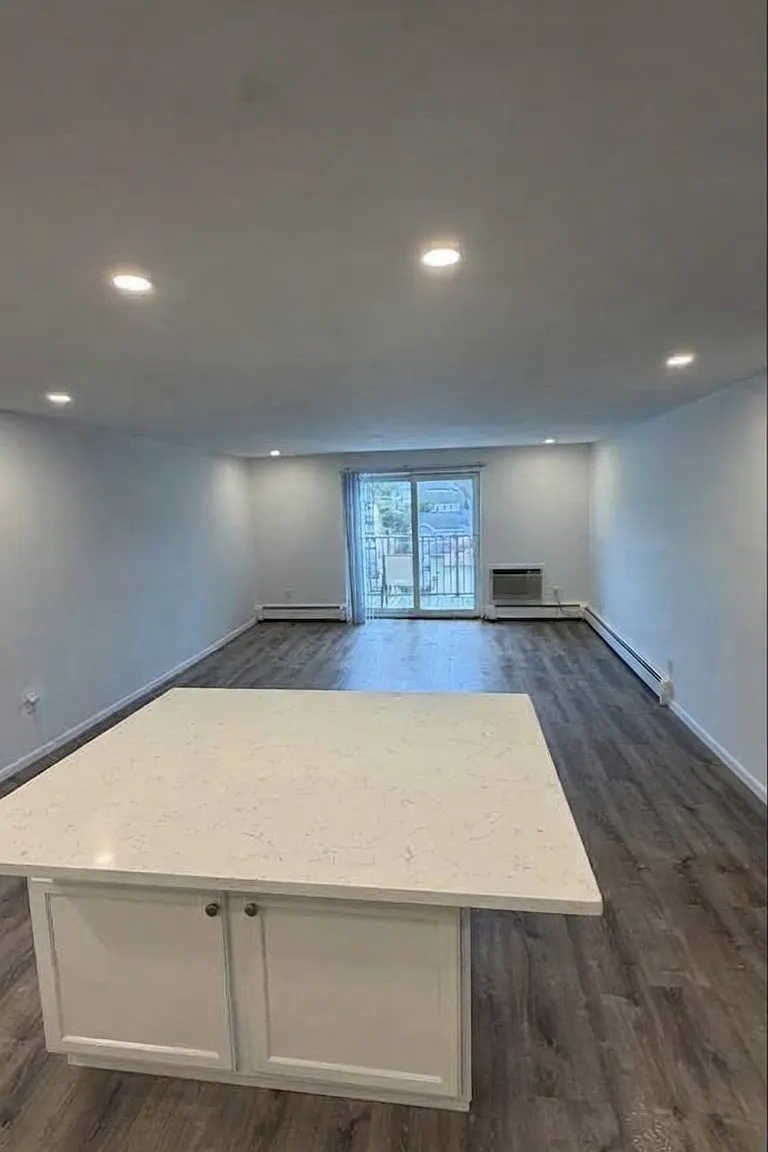 1 bed, 767 sqft, $2,400 — Photo 2