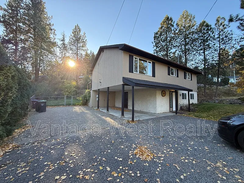 4 bed, 2.0 bath, 1800 sqft, $3,000 — Photo 2