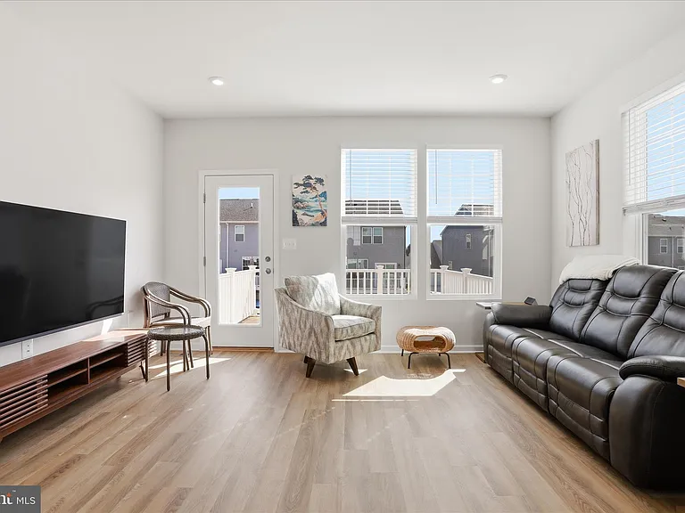 163 Anthem St — Photo 8