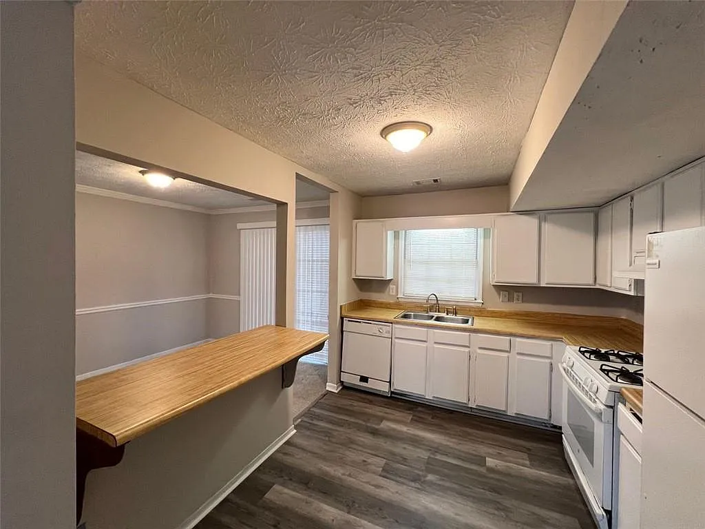 2 bed, 2.5 bath, 1160 sqft, $1,325 — Photo 4