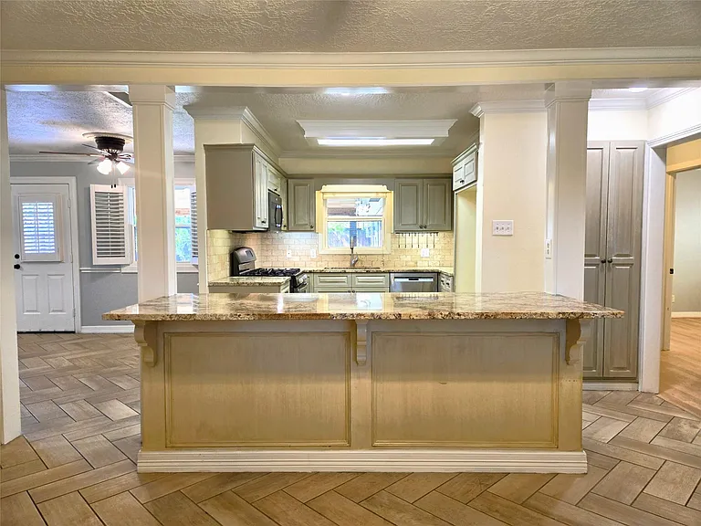 2527 Willowby Dr — Photo 3