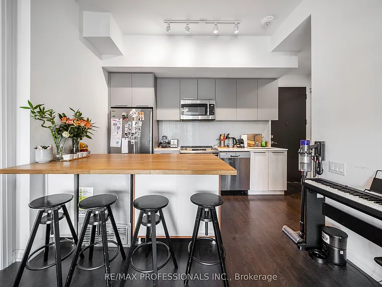 4208 Dundas St W #711 — Photo 5