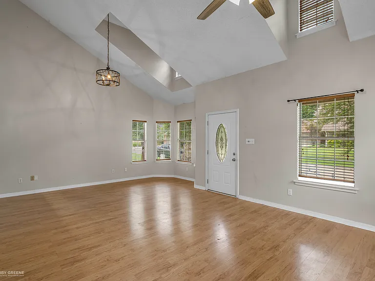 921 Pennington Ln — Photo 6