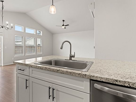 5th image of 686 Kaitlin Ln