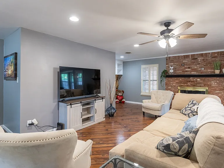 2132 Sylvan Dr — Photo 3