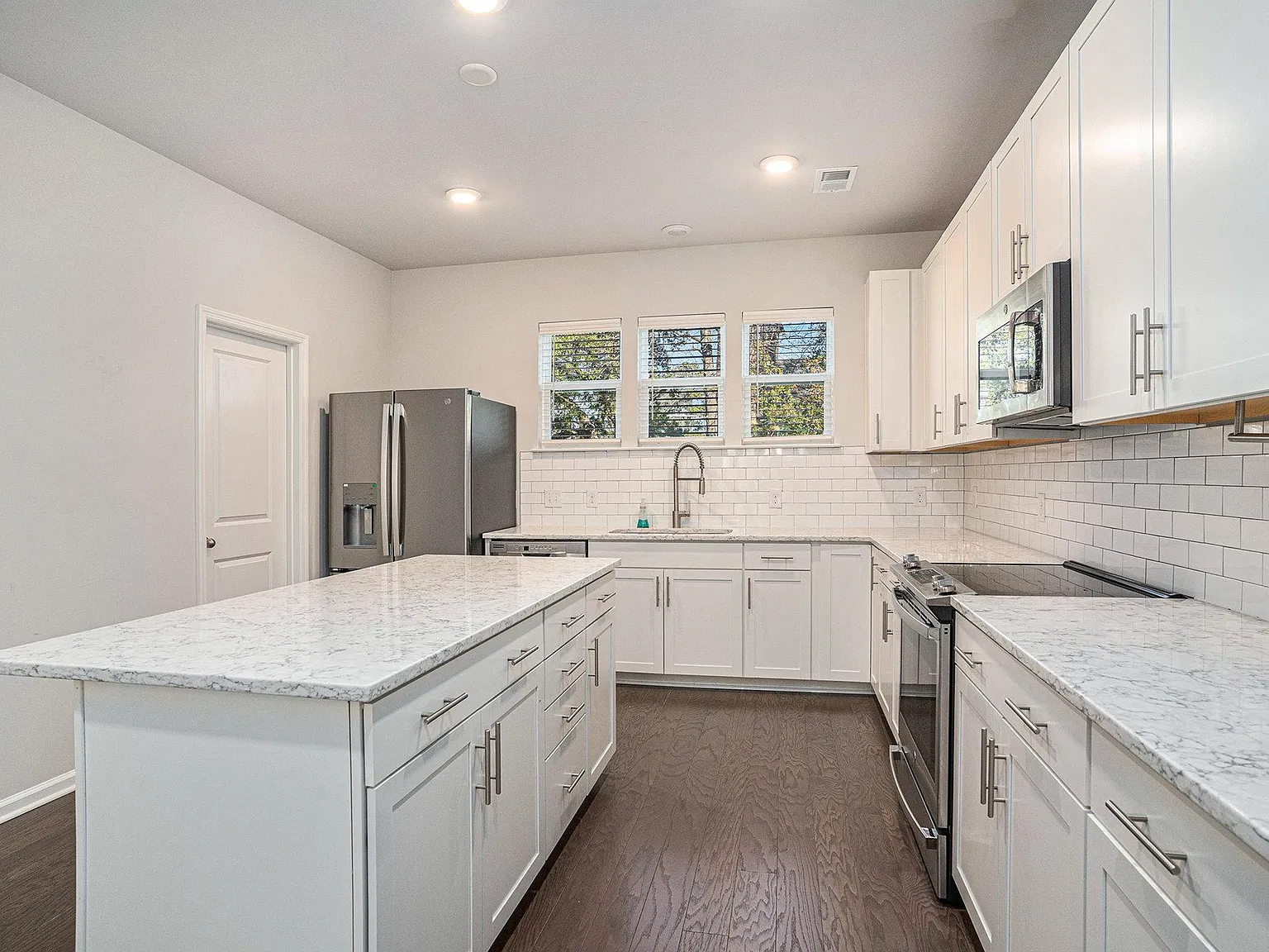 3 bed, 3.5 bath, 2420 sqft, $3,150 — Photo 4